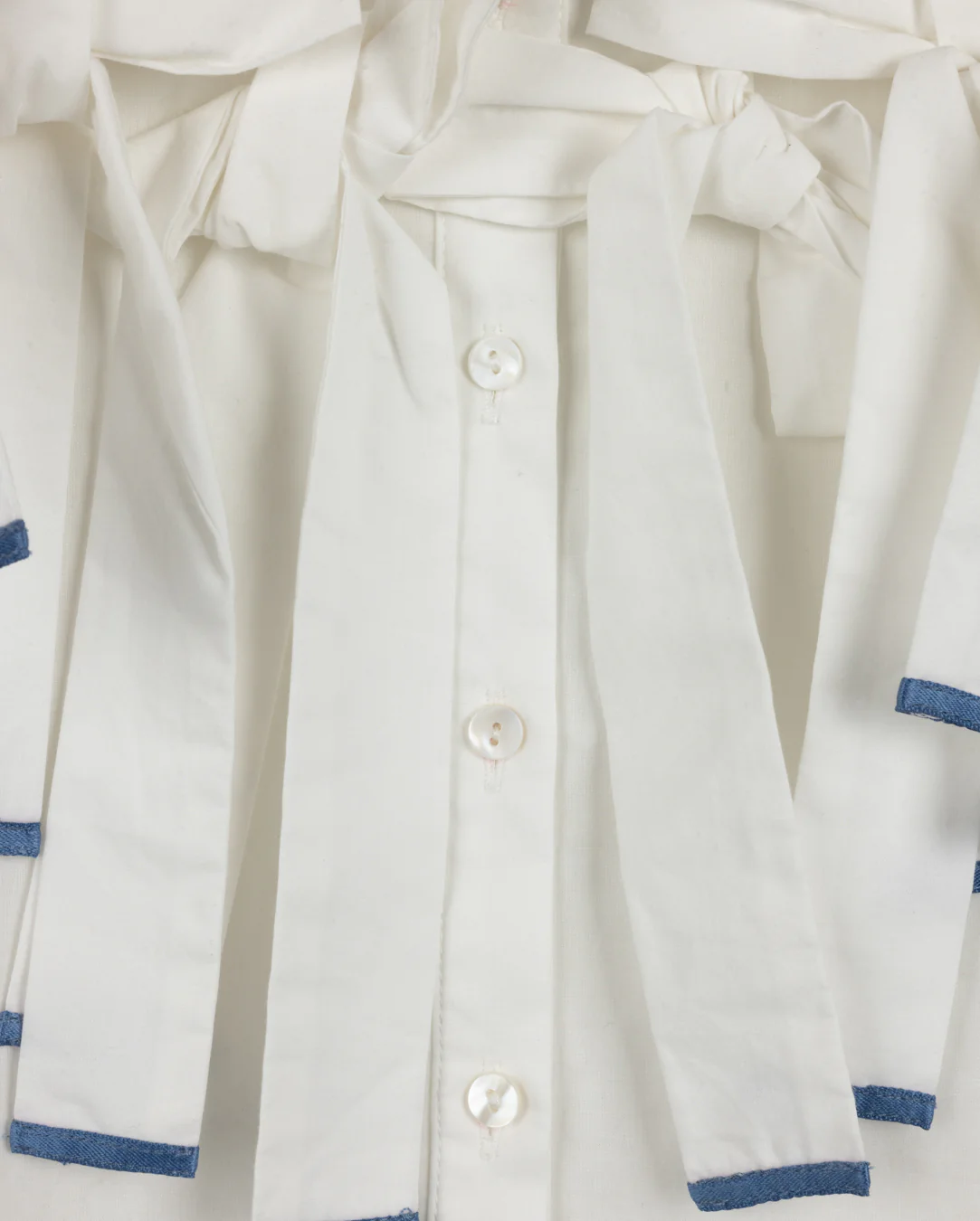 PAPILLON WHITE BOW APPLIQUE SHIRT [FINAL SALE] - Image 2